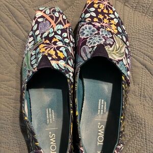 TOMS Women's Floral Loafers